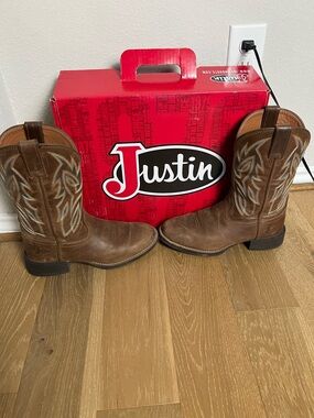 Justin Boots Brown Leather Cowboy Boots with White Embroidery